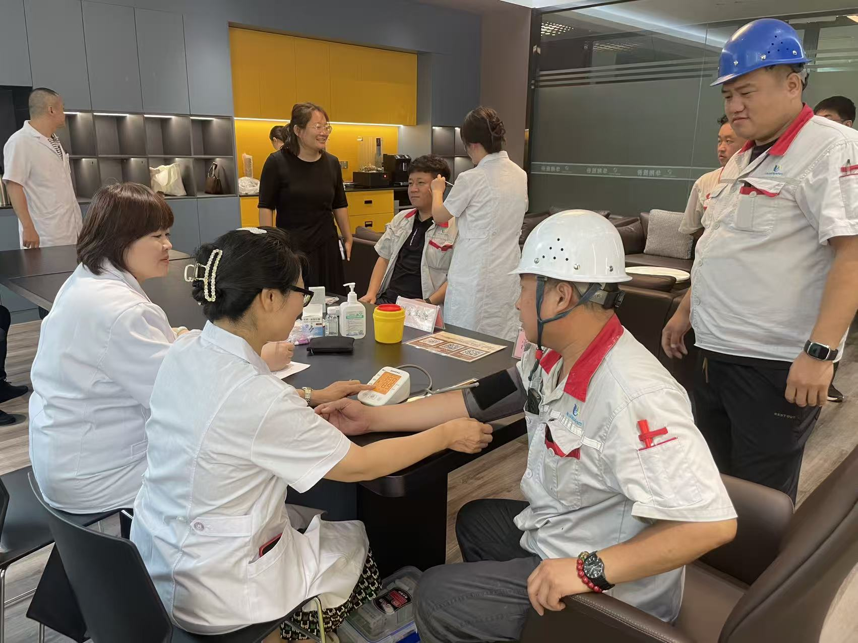 临汾市中医院走进918.com集团发展“主题党日”为民办实事义诊活动?筑牢职工健康防线